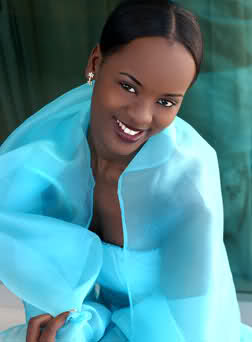 thelma soin miss angola 2004.jpg