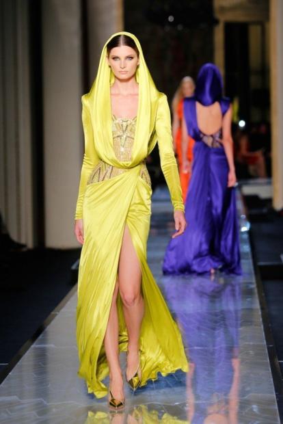 versace-para-mujer-primavera-verano-2014-vestido-amarillo-abierto-e1393349229317.jpg