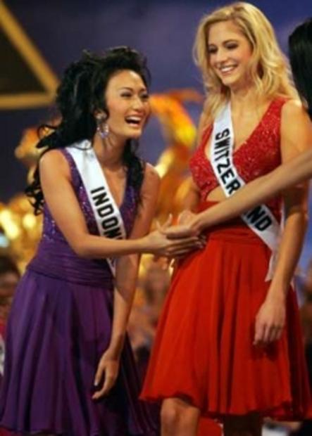 2005_Miss_Universe_004.thumb.jpg.89534cf2ea27d71a37f154c03b8acc81.jpg
