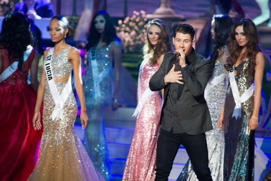 nick-jonas-olivia-culpo-proposal-splash-10.thumb.jpg.dc4cb37e165551fea54c86bc383aa164.jpg