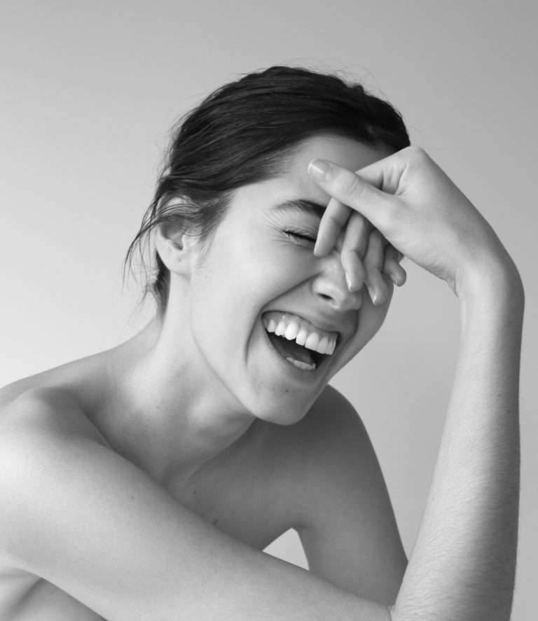 PAULINA VEGA: "Me río de mí misma con esos mismos dientes que la gente sugiere que debo corregir.  La risa hace feliz a la gente, y la felicidad es uno de los mejores estados mentales"