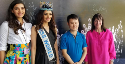 La señora Julia Morley, Manushi y Stephanie supervisando a las candidatas en un orfanato de China