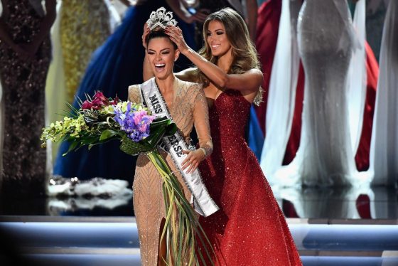 7791152084_iris-mittenaere-a-remis-la-couronne-de-miss-univers-a-miss-afrique-du-sud-dans-la-nuit-du-26-au-27-novembre-a-las-vegas.jpg