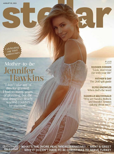 Jennifer Hawkins muestra su embarazo en nueva portada de revista!
