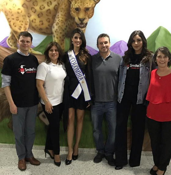 Gabriela Tafur y Laura Barjum en labor social con Smile Train.