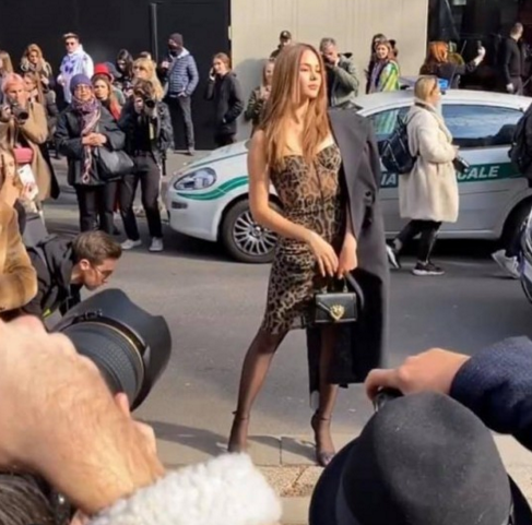Catriona Gray continua acaparando la atención en Milan Fashion Week