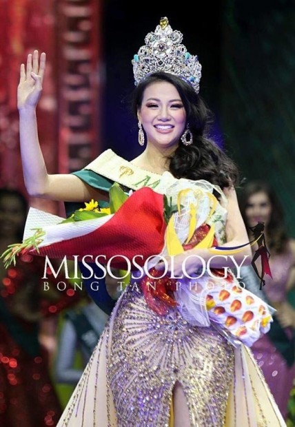phuong-khanh-tu-co-gai-mat-day-mun-den-ngoi-vi-hoa-hau-trai-dat-45-.9685.jpg