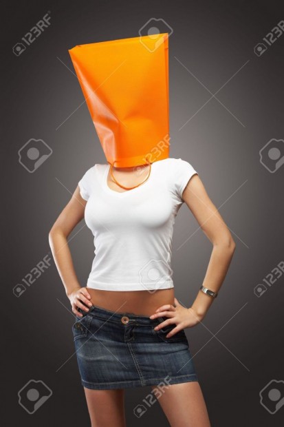 400310328_3030666-compras-metfora-la-mujer-con-bolsa-sobre-su-cabeza-.thumb.jpg.6a19d771329448f6b393a93b22815351.jpg