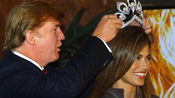 trump-coloca-justine-pasek-panama-corona-que-acredita-como-nueva-miss-universo-nueva-york-septiembre-del-2002-1511628393829.thumb.jpg.5f27f2a87f112cf907a13cab555df240.jpg