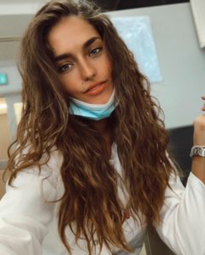 Mía Rkman, Miss Croacia 2019 atiende casos de coronavirus en su país.