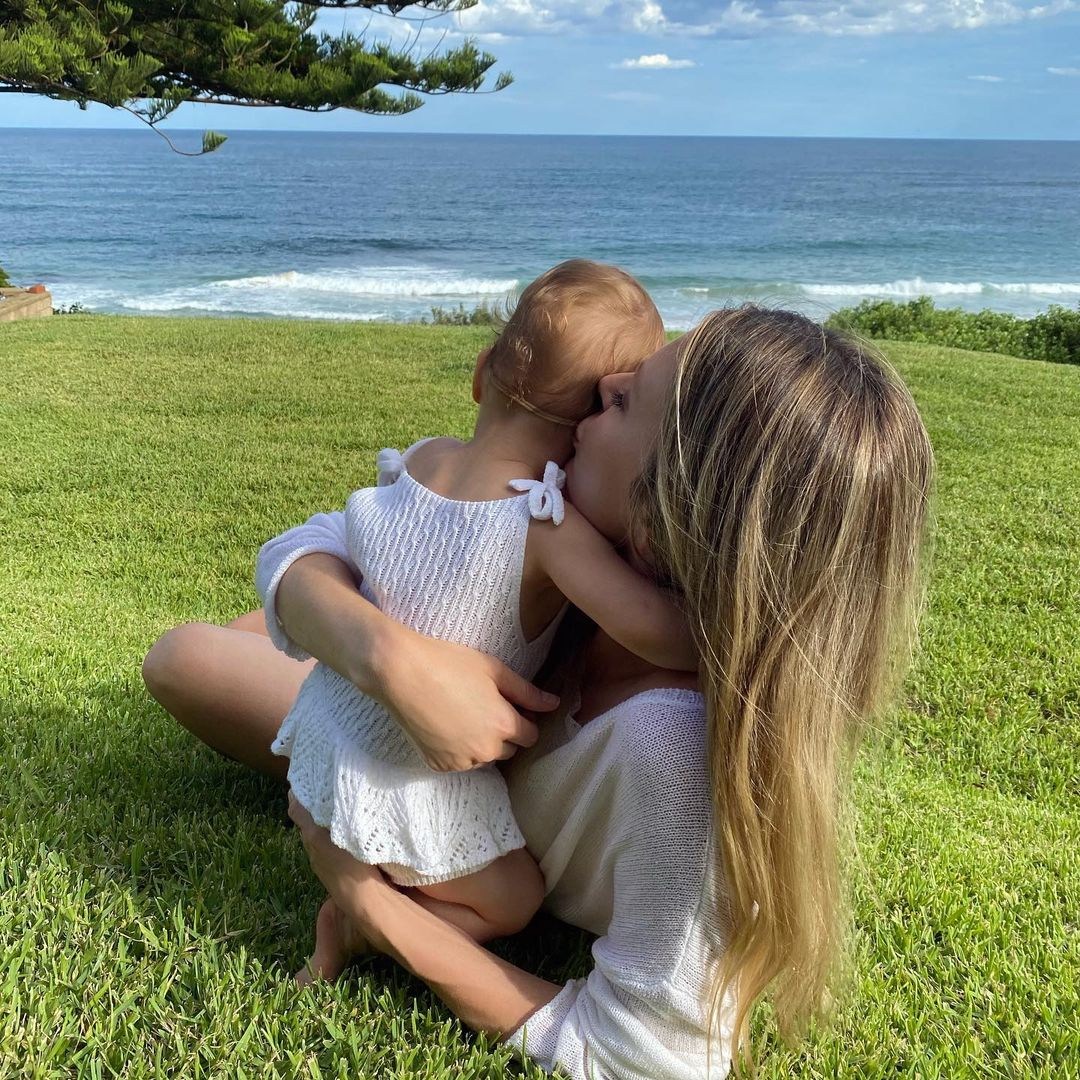 ¡La niña de mamá! Jennifer Hawkins entusiasmada con su dulce hija Frankie, mientras pasan tiempo juntas