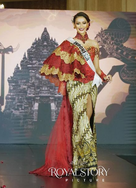 Miss Indonesia Universo presenta trajes que lucirá en la contienda universal durante la conferencia de prensa antes de partir a Usa