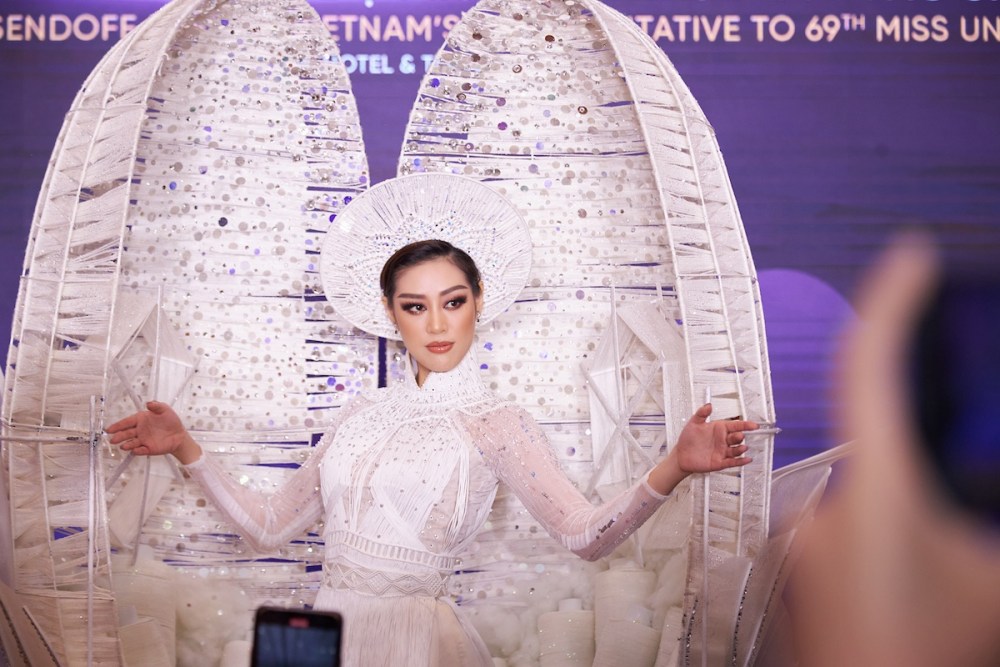 Khanh Van Nguyen presentó su traje nacional ante los medios