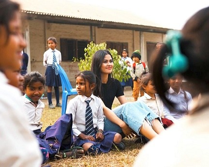 Anshika Sharma, Miss Universe Nepal, invirtió el dinero de su premio en educación para los niños