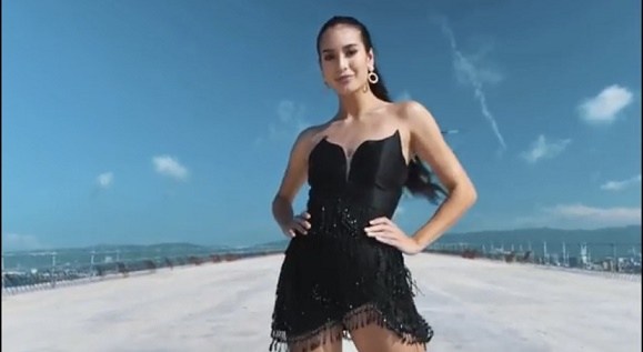 Steffi Aberasturi en su pasarela rumbo a la noche final del Miss Universo Filipinas 2021