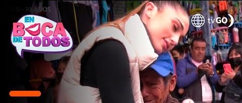 En su labor social, Alessia Rovegno salió a las calles para comprar la mercadería de los vendedores ambulantes