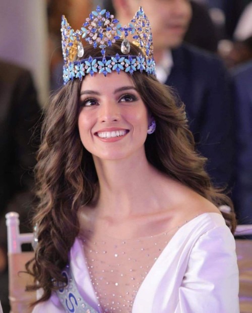279513480_MissWorld2018VanessaPoncedeLen.thumb.jpeg.c44f1ad422f9f932bd1e1a718f2ca0b9.jpeg