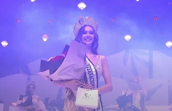 Reina Internacional del Café 2024- Polonia   @ola_klepaczka Virreina- Francia   @manuella_parent 1ra princesa- Cuba   @mariak.vilches 2da princesa- España   @lolawiilson 3ra princesa- México   @karlrivas ¿Opin.jpg