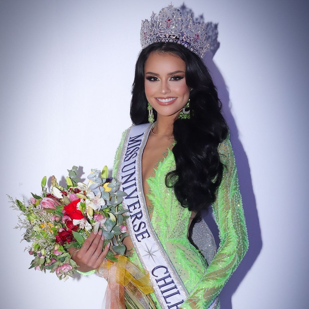 La actriz y cantante Emilia Dides es coronada Miss Universe Chile 2024 ...