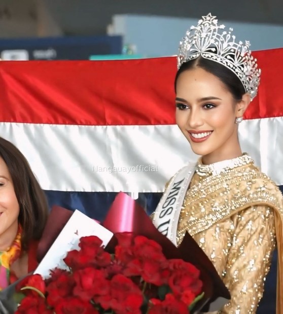 โอปอลแตะแผ่นดินไทยแล้วค่ะ ทรงเครื่องด้วยชุดไทยสิริพัสตรา ศิวาลัยเหลืองทองสง่างามมากๆ มาพร้อมกับความภาคภูมิใจ คว้าตำแหน่ง 3rd runner up Miss Universe 2024 กับบ้าน @suchaaata #นางอวย #MissUniverseThailand2024 #missuni.jpg