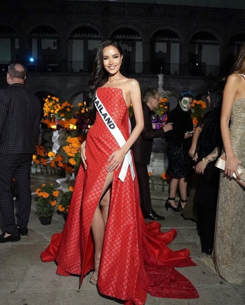 Proud to showcase this stunning Thai silk dress at tonight‘s legendary @missuniverse event.   #MissUniverse #ThaiSilkStylist- @criscrisii X @punpitipong Outfit- @sirivannavari_shop Jewelry- @privejewelry Shoes- @shu.jpg