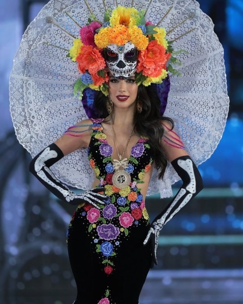 En el Día de Muertos, honramos a quienes se han ido y celebramos la vida que compartimos con ellos en cada recuerdo. Fue un gran orgullo portar este traje de Catrina como traje típico en la reciente competencia de M.jpg