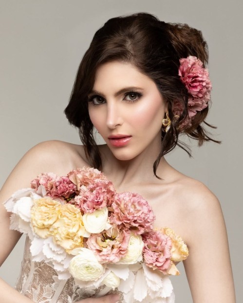 Belleza en su máxima expresión   @stephany.abasali deslumbra con su elegancia, floreciendo con gracia y mucho glamour.   ¿Listos para lo que viene  Fotografía- @byjuano  Vestuario- @lazarosanchezdesign   Maquillaje-.jpg