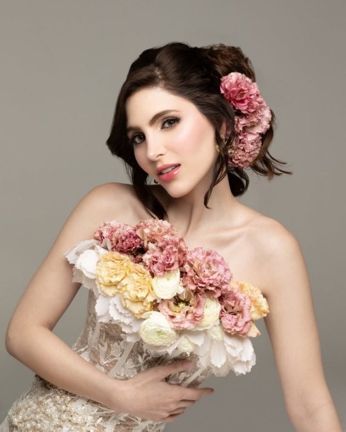 Belleza en su máxima expresión   @stephany.abasali deslumbra con su elegancia, floreciendo con gracia y mucho glamour.   ¿Listos para lo que viene  Fotografía- @byjuano  Vestuario- @lazarosanchezdesign   Maquill (1).jpg