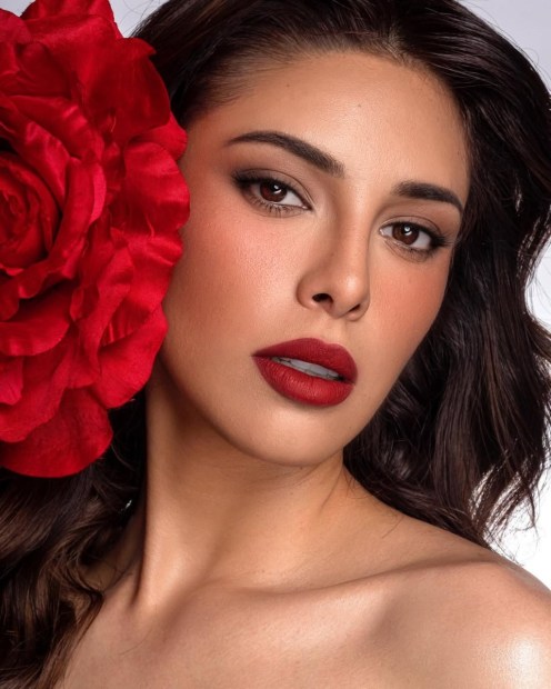 Desde la grandeza de la metrópoli y el corazón de México, llega su vibrante alma @anakarencervantes_C I U D A D  D E  M É X I C OBienvenida al inicio de tu legado..Fotógrafo- @miguelsanchezfotoMakeup & Hair- @Extens.jpg