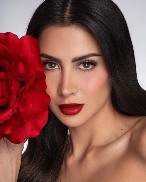 Donde el desierto y el océano se encuentran, emerge el destello de @leslie.gmeza B A J A  C A L I F O R N I ABienvenida al inicio de tu legado..Fotógrafo- @miguelsanchezfoto Makeup & Hair- @omorfia_beauty_center_can.jpg