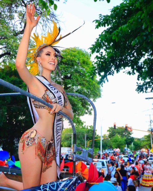 En estas @fiestadelmarsmr celebro con mi gente el orgullo de ser samaria y el inicio de este hermoso camino llamado Miss Mundo Colombia @misscolombiainteroficial Que delicia ver tantas sonrisas hermosas   ¡como te a.jpg