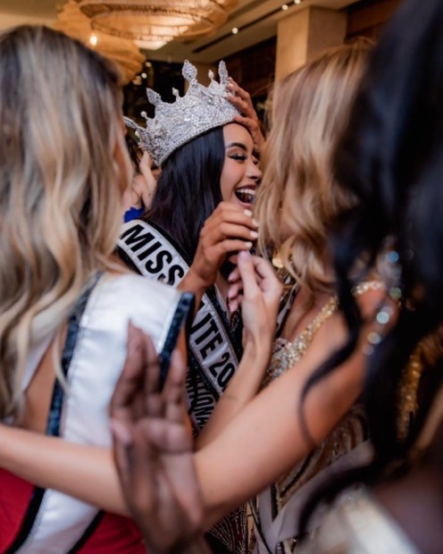 Happiness  #misselite #misseliteworld #mexican #egypt #cairo #missmexico #model #photography #style #pictureoftheday #beauty #photo #me #life #sea #modeling #mexicanmodel #somabay #love #couture  #queen #beautyqueen.jpg
