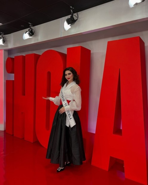 ¡Una fascinación tener a nuestra reina en los estudios de @holatv!  Gracias por la receptividad y el cariño que siempre han brindado a nuestras reinas, especialmente en #LaHoraHola. En esta oportunidad, @stephan (1).jpg