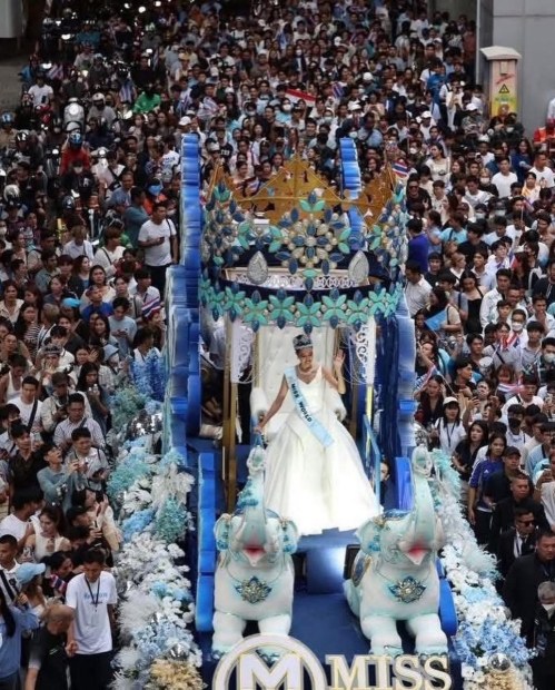 ขนลุกมากนะ!!! 𝗪𝗘𝗟𝗖𝗢𝗠𝗘 𝗛𝗢𝗠𝗘 👑🌐🇹🇭ภาพประวัติศาสตร์ไทย!!! ควีนโอปอล ' สุชาตา ช่วงศรี '#MISSWORLD2025 #72ndMissWorld#MissWorldThailand2025#OpalForHerOpalForWorldMiss WorldMiss World - Thailand.Page Fac (1).jpg