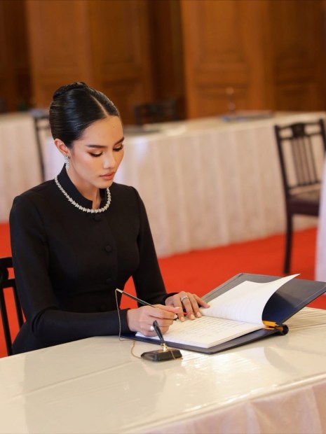 น้อมส่งเสด็จสู่สวรรคาลัย ด้วยสำนึกในพระมหากรุณาธิคุณอันหาที่สุดมิได้ ข้าพเจ้าขอสืบสานพระราชปณิธา.jpg
