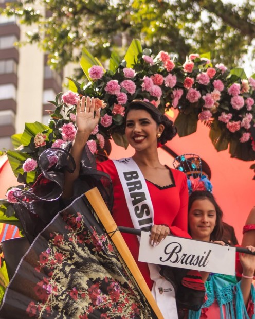 Señorita 𝗕𝗥𝗔𝗦𝗜𝗟 @loreenaohana durante el Desfile de las Carretas de El RocíoCon elegancia .jpg