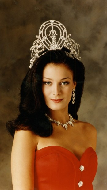 dayanara-torres-miss-puerto-rico-1993.thumb.jpg.924fcc280b551318328da4d2fe0f69b8.jpg